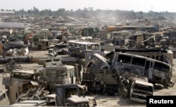 Uništena vojna vozila iračke vojske u Bagdadu, 25. maj 2003.