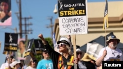 Член на SAG-AFTRA по време на стачка пред Paramount Pictures Studios, в Лос Анджелис, Калифорния, САЩ, 3 ноември 2023 г.