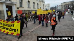 Aktivistkinje i aktivisti hodaju ulicama Banjaluke povodom Međunarodnog dana žena, 8. mart 2024.