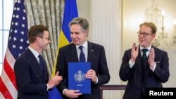 Američki državni sekretar Antony Blinken (u sredini), švedski premijer Ulf Kristersson (lijevo) i švedski ministrar vanjskih poslova Tobiaso Billstrom (desno), Washington, 7. marta 2024.