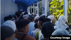 Чек ара бекетиндеги кезек күткөндөр. "Достук" бекети. 2024, август. ("Азаттыктын" архиви)