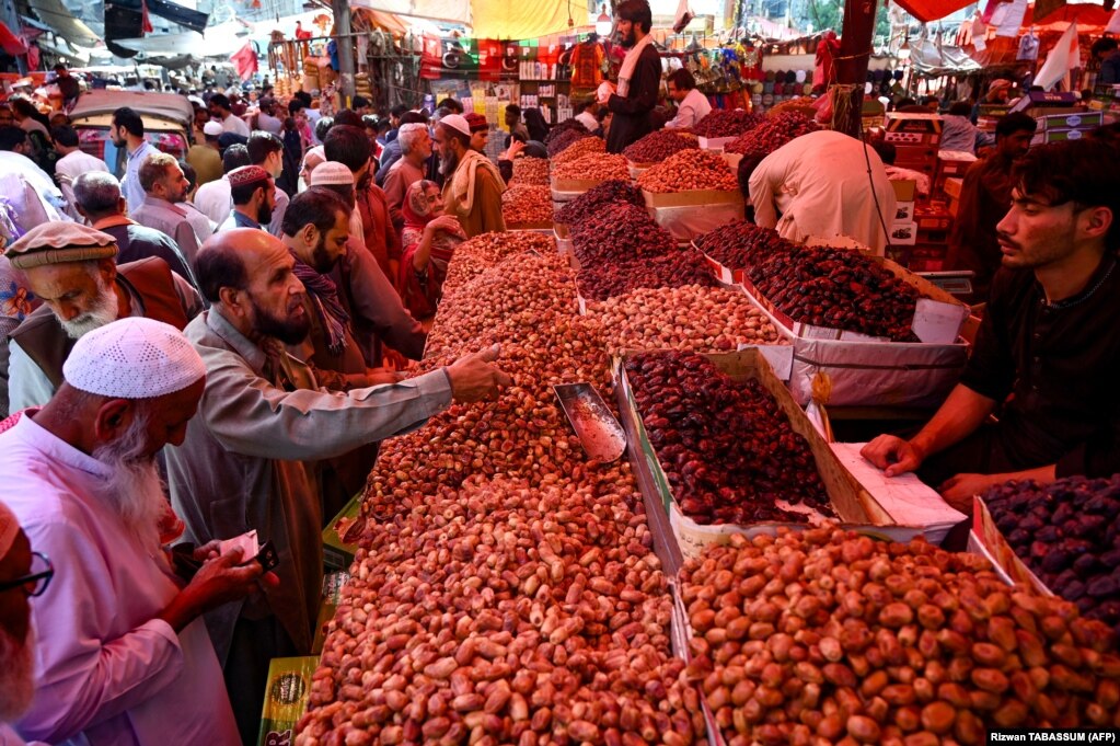 Myslimanët duke blerë hurma në Karaçi më 9 mars 2024.