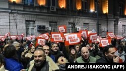 Učesnici protesta 19. decembra ispred zgrade Republičke izborne komisije (RIK) u Beogradu zahtevaju poništavanje izbora u glavnom gradu. 