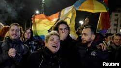 Членови на ЛГБТК+ заедницата слават пред грчкиот парламент, откако Парламентот гласаше за предлог-законот кој дозволува истополови граѓански бракови. Атина, Грција, 15 февруари 2024 година.