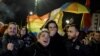 Članovi LGBTQ+ zajednice slave ispred grčkog parlamenta, nakon glasovanja za prijedlog zakona koji je odobrio dopuštanje istospolnih građanskih brakova, u Ateni, Grčka, 15. februar 2024.