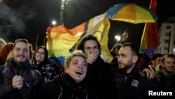 Članovi LGBTQ+ zajednice slave ispred grčkog parlamenta, nakon glasovanja za prijedlog zakona koji je odobrio dopuštanje istospolnih građanskih brakova, u Ateni, Grčka, 15. februar 2024.