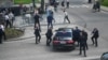 Momentul în care gărzile de corp îl ridică pe sus pe premierul Robert Fico și-l urcă în autoturism.