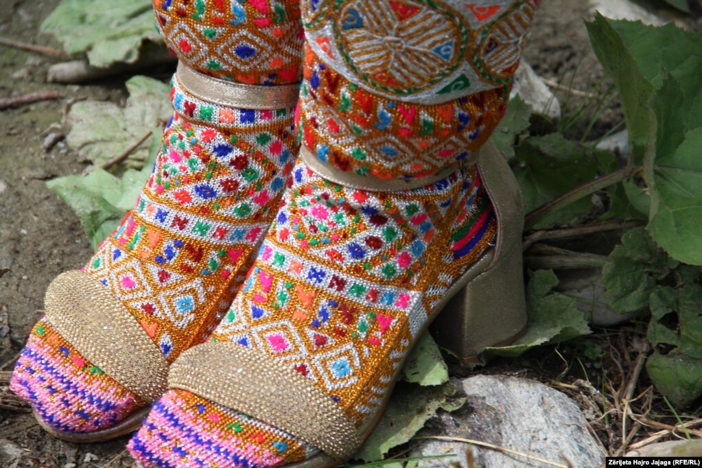 Pjesë e veshjes për gratë janë edhe çorapet e thurura me dorë e të zbukuruara me qëndisma.