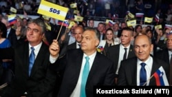 Прем'єр-міністр Угорщини Віктор Орбан, лідер Словенської демократичної партії Янез Янша та євродепутат від неї Мілан Звер на передвиборчому заході СДС у Целє, Словенія, 2018 рік