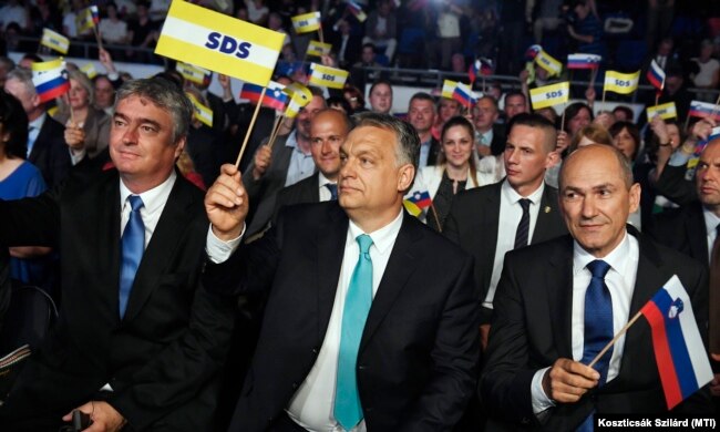 Orbán Viktor miniszterelnök, Janez Jansa, a Szlovén Demokrata Pár (SDS) elnöke és Milan Zver, az SDS európai parlamenti képviselője az SDS kampányrendezvényén Celjén, 2018. május 11-én.