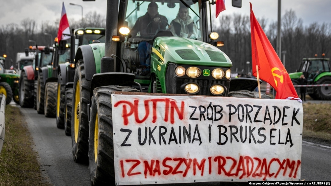 Unul dintre fermierii polonezi s-a prezentat cu un steag al URSS și cu mesajul „Putin, fă ordine în Ucraina și la Bruxelles și cu guvernanții noștri”, 20 februarie 2024.