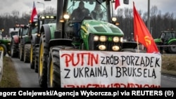 Прапор СРСР і плакат з написом «Путіне, наведи лад з Україною і Брюсселем, і з нашими урядовцями» на акції польських фермерів. Ґожичкі, 20 лютого 2024 року 