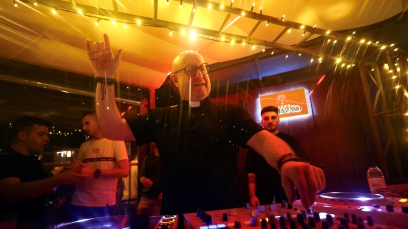 Prifti DJ luan muzikë për të përhapur shpresë