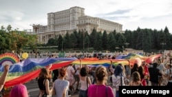 Paradele LGBT din România atrag an de an tot mai mulți participanți. În același timp, țara coboară în clasamentele de specialitate, pentru că politicienii nu vor să adopte legislație corespunzătoare. 