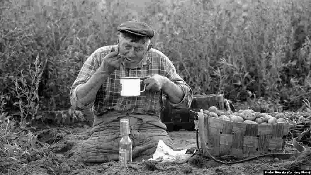 Мужчына з інваліднасьцю дапамагае суседзям капаць бульбу, Хойніцкі раён, Гомельская вобласьць, 1996 год