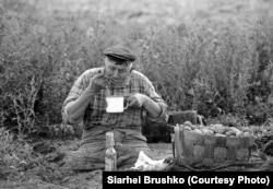 Мужчына з інваліднасьцю дапамагае суседзям капаць бульбу, Хойніцкі раён, Гомельская вобласьць, 1996 год