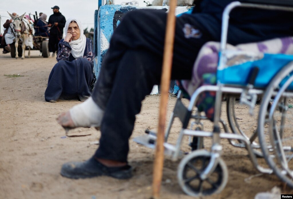 Pacientët palestinezë pushojnë në Rafah pasi u evakuuan nga spitali Nasser në Han Jounis, për shkak të operacionit tokësor izraelit më 15 shkurt 2024.&nbsp;