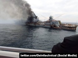 Фото крейсера «Москва» після ураження українськими ракетами «Нептун» перед тим, як він затонув у Чорному морі. Квітень 2022 року