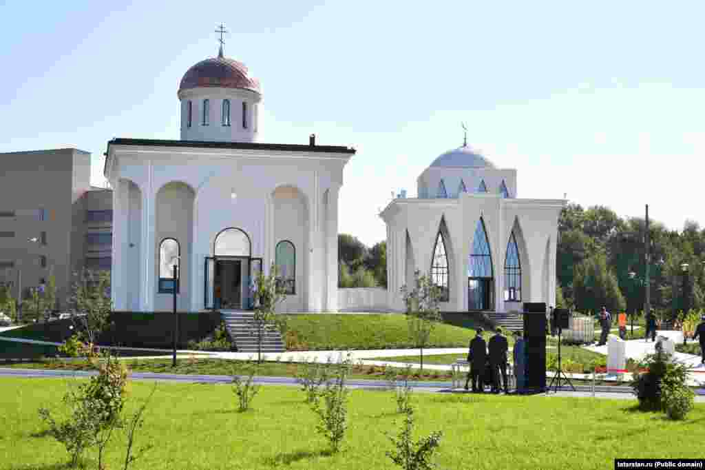 Республика балалар клиник хастаханәсе янында &quot;Тыныч бакча&quot; гыйбадәтханә комплексы ачылды. Анда кечкенә мәчет һәм чиркәү төзелде.