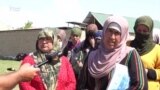 Сокинони деҳа майдонро посбонӣ мекунанд, то дар он ба ҷойи мактаб манзил насозанд