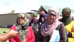 Сокинони деҳа майдонро посбонӣ мекунанд, то дар он ба ҷойи мактаб манзил насозанд