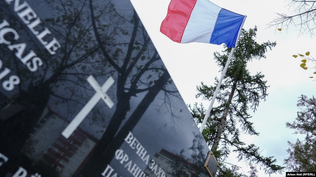 Pllaka e ushtarëve të rënë francezë ndërsa në sfond shihet flamuri i Francës.