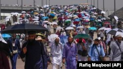 نورمحمد ثاقب از جان باختن ۲۷ حاجی افغان در مراسم حج امسال خبر داد.