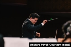 Dirijorul român Cristian Măcelaru, directorul artistic al festivalului.