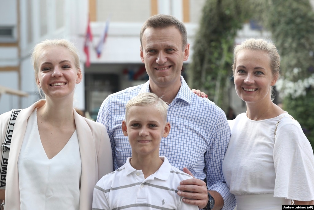 Navalny e la sua famiglia posano per una foto dopo aver votato durante le elezioni del consiglio comunale a Mosca l'8 settembre 2019. Navalny ha affermato che il governo russo aveva congelato tutti i suoi conti bancari, così come quelli di sua moglie, dei suoi due figli, e i suoi anziani genitori.