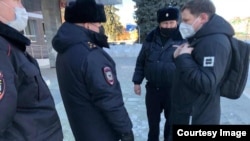 Антон Соколов во время задержания полицией 25 феврале 2022 года. Мундеп собирался за заседании Горсобрания произнести антивоенную речь, но его увезли в полицейский участок