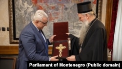 Predsjednik Skupštine Andrija Mandić uručuje poklon mitropolitu SPC-a u Crnoj Gori Joanikiju
