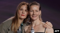 Жюстин Трие (вляво) и Сандра Хюлер с наградите за най-добър европейски режисьор и най-добра актриса на 36-ата церемония по връчване на Европейските филмови награди в Берлин, 9 декември 2023 г.