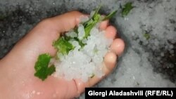 უამინდობით გამოწვეული პრობლემების გამო რამდენიმე საათია მოსახლეობის ნაწილს არ მიეწოდება ელექტროენერგია და ინტერნეტი. 