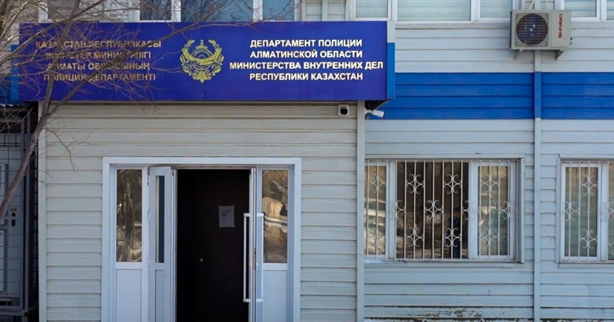 Секс видео: Ағасы әпкесін туалетте трахает