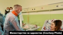 Министерот за здравство, Фатмир Меџити, во посета на првото родено бебе во 2024 година, на Универзитетската клиника за гинекологија и акушерство, Скопје, Северна Македонија, 1.01.2024 