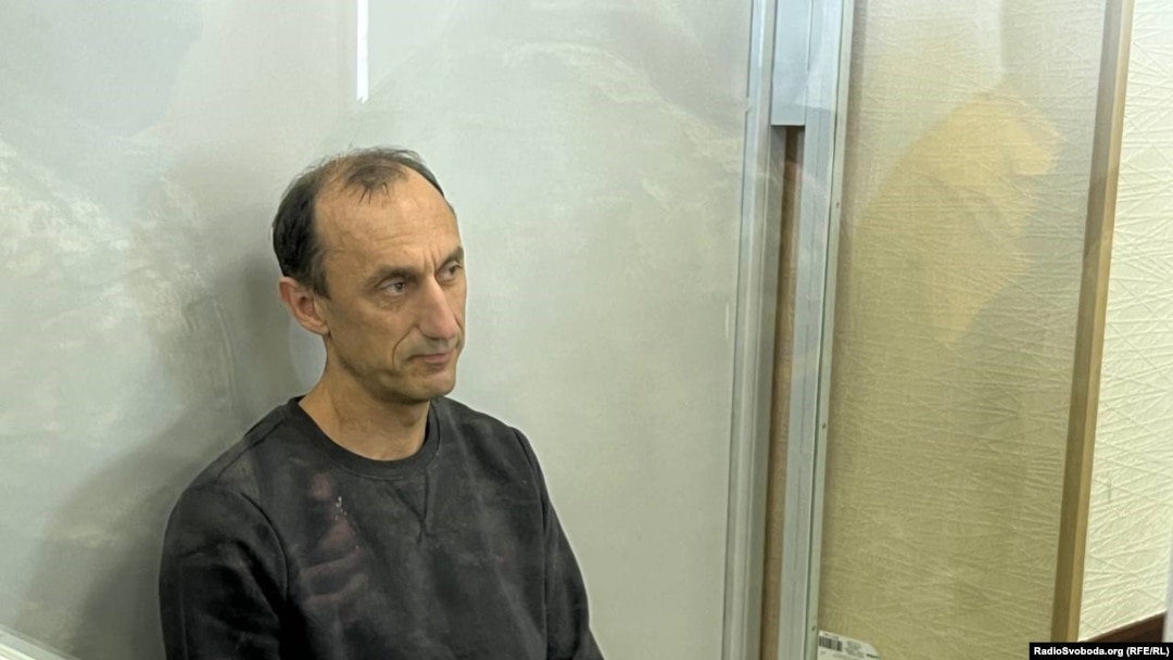 Cervinski este deținut într-o închisoare din Kiev pentru că acțiunile sale ar fi dezvăluit coordonatele unui aerodrom ucrainean, determinând un atac rusesc cu rachete care a ucis un soldat și a rănit alți 17.