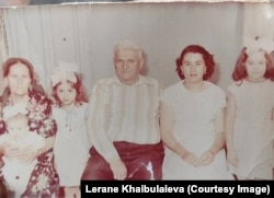 Семья Леране в Узбекистане за несколько дней до возвращения в Крым. Слева направо: бабушка Медине с младенцем Эльвирой, сестра Урьяне, дедушка Сеть-Яя, мама Мусине и Леране