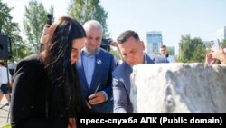 Дочь Ольги Качура на открытии памятного камня, Новокузнецк