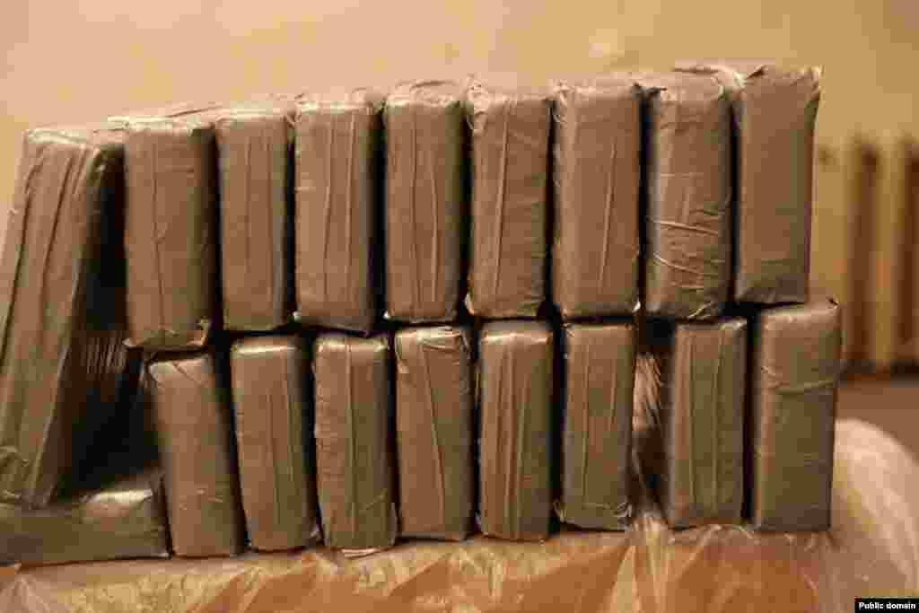 МАКЕДОНИЈА -&nbsp;Околу 160 килограми висококвалитетен кокаин заплениле македонската и грчката полиција во акција во Грција координирана со американската ДЕА, објави МИА. Вредноста на кокаинот се проценува на повеќе од 10 милиони евра.
