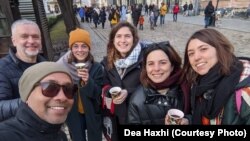 Dea Haxhi dhe kolegë e shokë të saj në Lviv të Ukrainës.