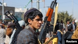 Новоназначен боец на хутите по време на церемония в края на военната му подготовка в Сана, Йемен. 11 януари 2024 г.