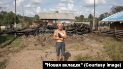 Алексей Кошелев, его дом в деревне Михеевской сгорел в июле 2023 года. Фото: Юлия Невская
