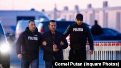 Fostul primar al municipiului Baia Mare, Cătălin Cherecheș a fost predat sub escortă Poliției Române în punctul de trecere a frontierei Nadlac 2 după ce a fost extrădat de autoritățile germane - 19 martie 2024. 