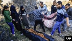 Палестинци събират телата на загиналите в къща в Рафах