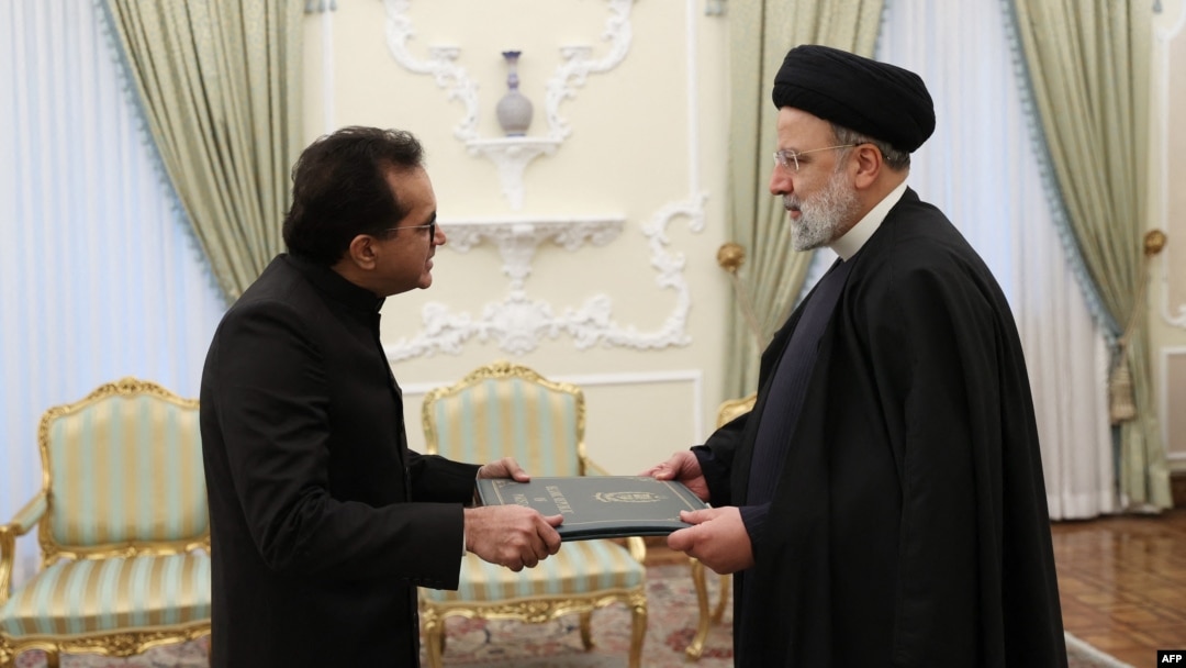 Iranian President Ebrahim Raisi (right) meets with Pakistani Ambassador to Iran Muhammad Mudassir Tipu in Tehran on January 27.