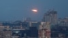 Експлозија на проектил се гледа на небото над Киев, за време на руски ракетен напад на 29 декември 2023 година