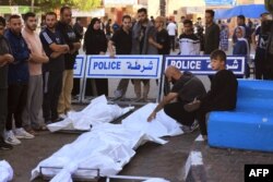 Palestinci se mole pored tijela ubijenih u izraelskom bombardovanju prije njihovog ukopa u Deir el-Balahu, u središnjem području Pojasa Gaze, 10. novembra