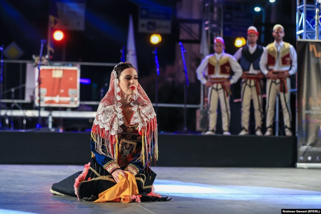 Me veshje kombëtare, një valltare performon në Prishtinë më 12 gusht.&nbsp;&nbsp;