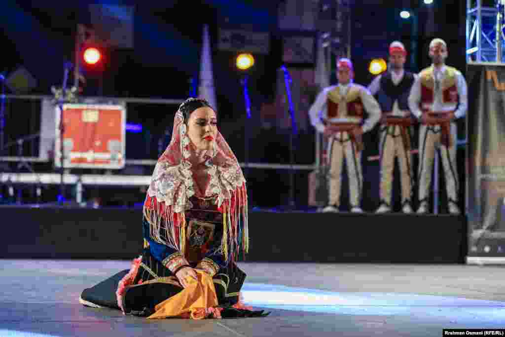 Me veshje kombëtare, një valltare performon në Prishtinë më 12 gusht.&nbsp;&nbsp;