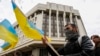 Проукраїнські протестувальники біля будівлі місцевого парламенту, Сімферополь, Крим, 8 березня 2014 року. «Це забута розкіш – побачити український прапор», – каже Джеміль, один і братів, які втекли з окупованого півострова